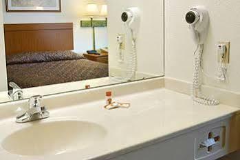 Wamego Inn And Suites Екстериор снимка