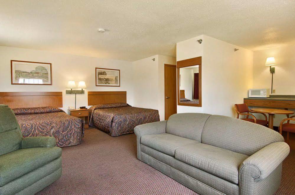 Wamego Inn And Suites Стая снимка